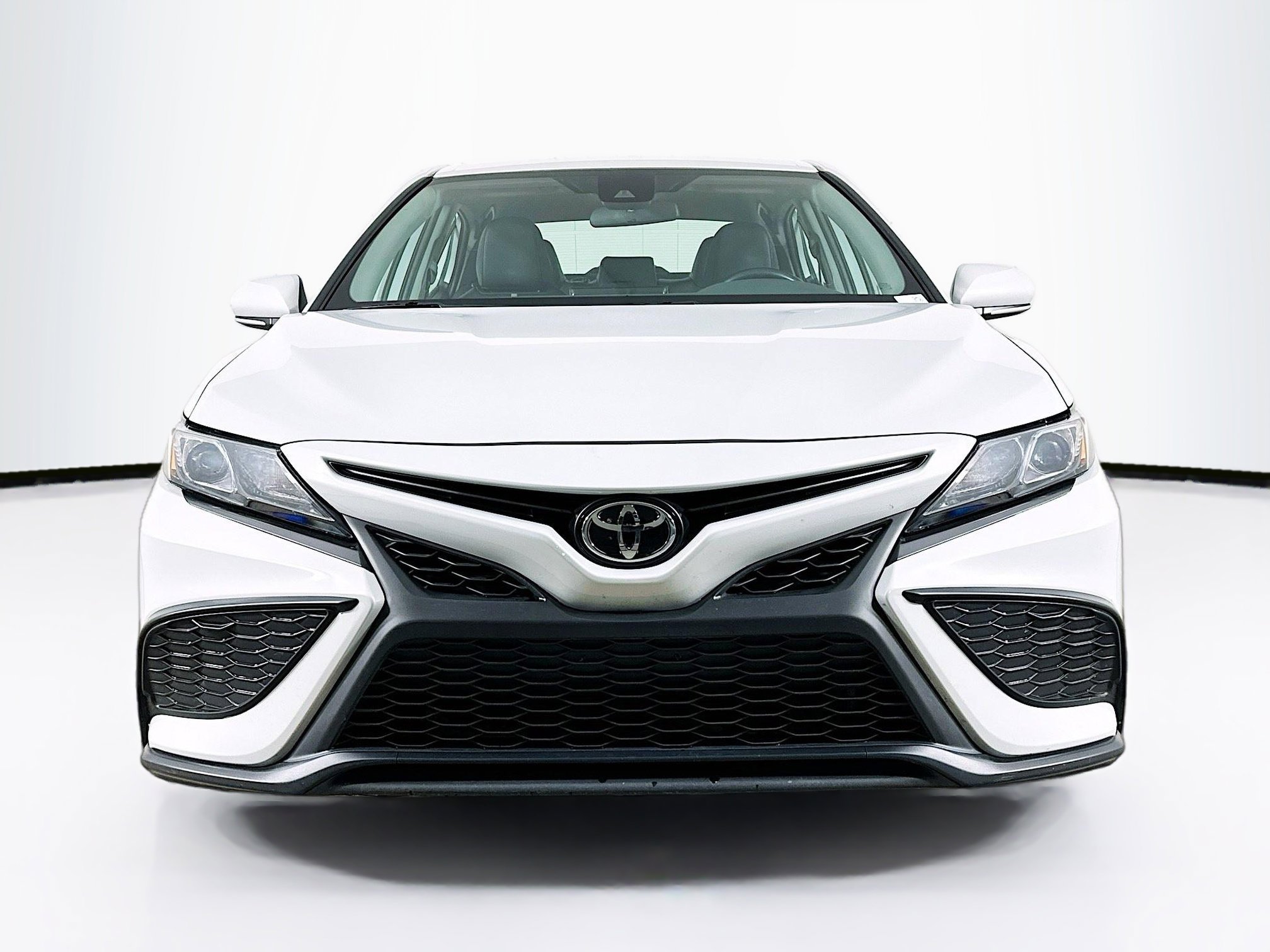 Used 2024 Toyota Camry SE image 2