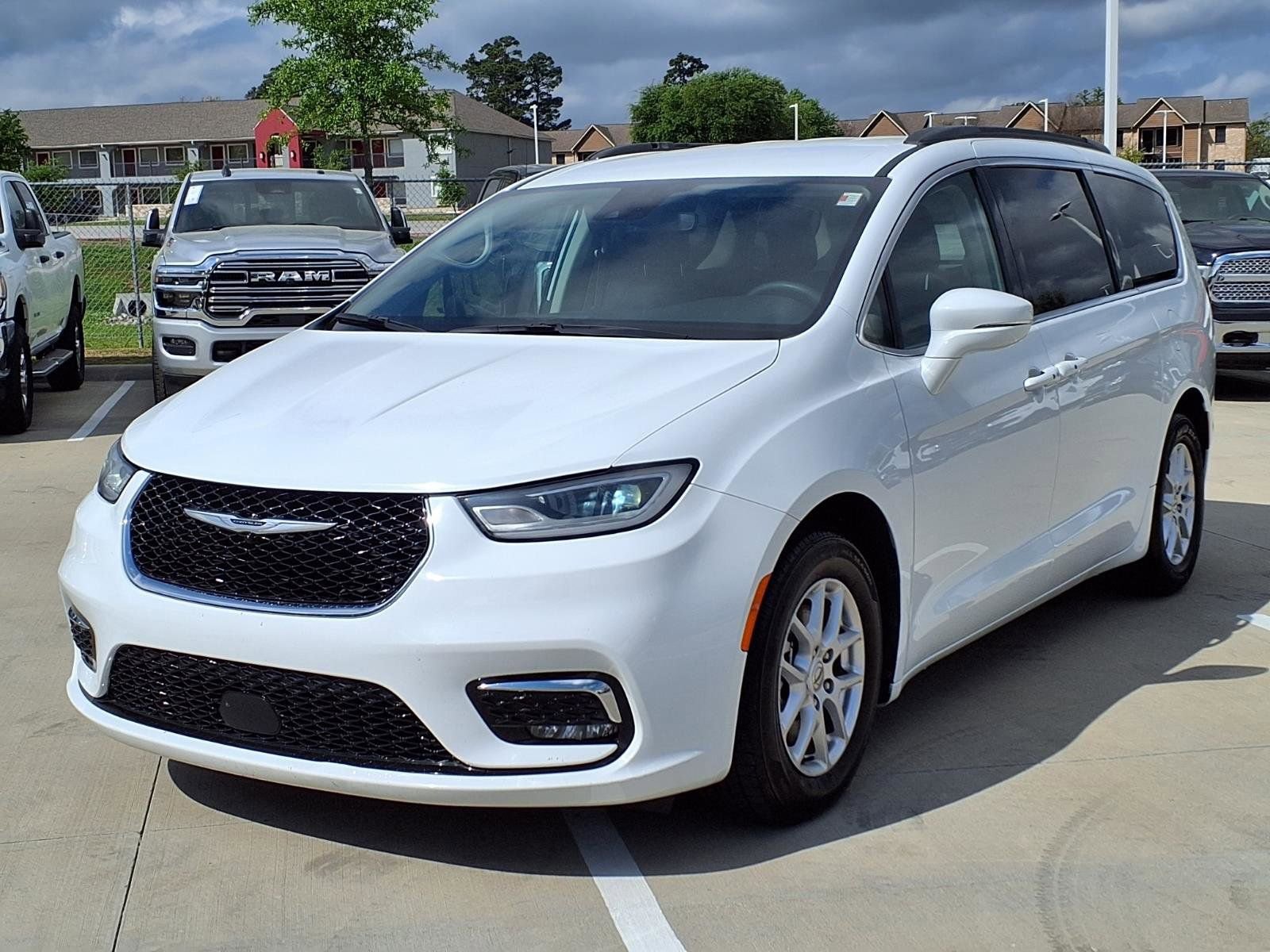 Used 2022 Chrysler Pacifica Touring-L image 3