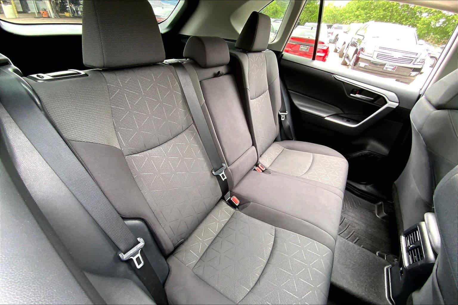 Used 2021 Toyota RAV4 XLE w/ Convenience Package FWD image 20