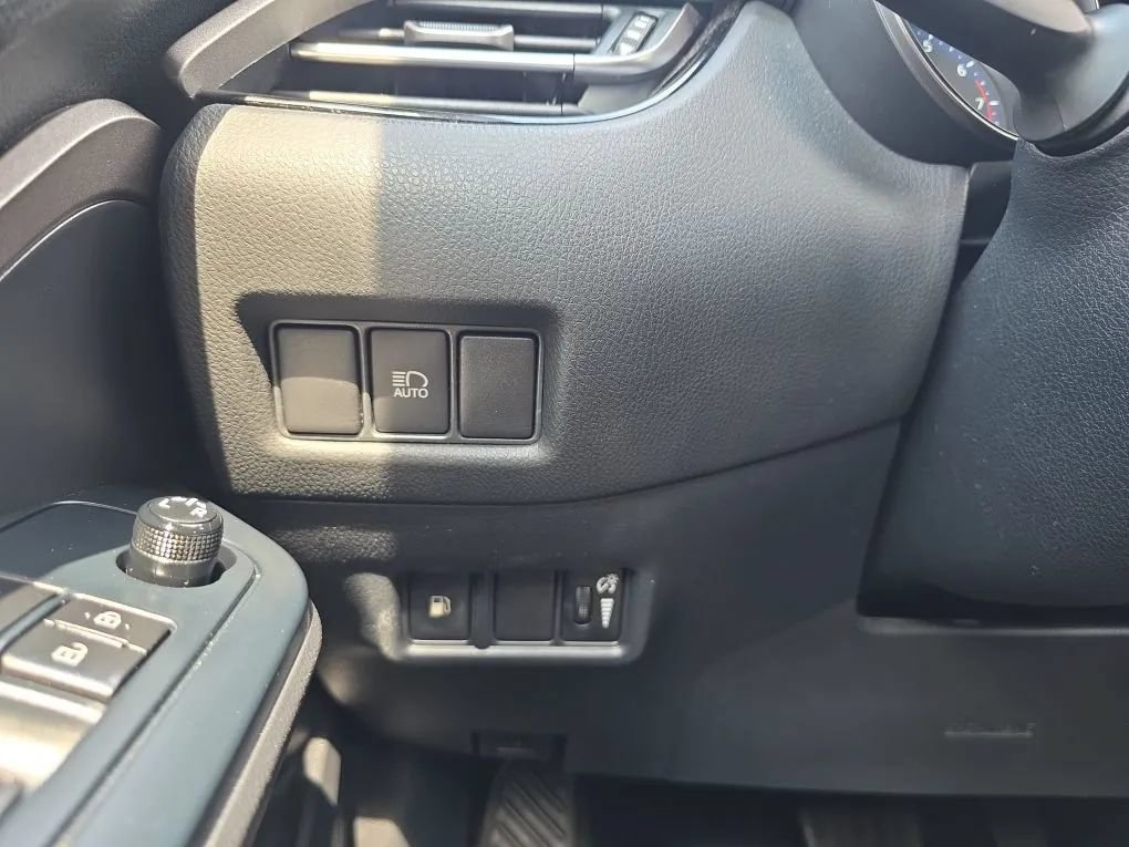 Used 2021 Toyota C-HR LE FWD image 22