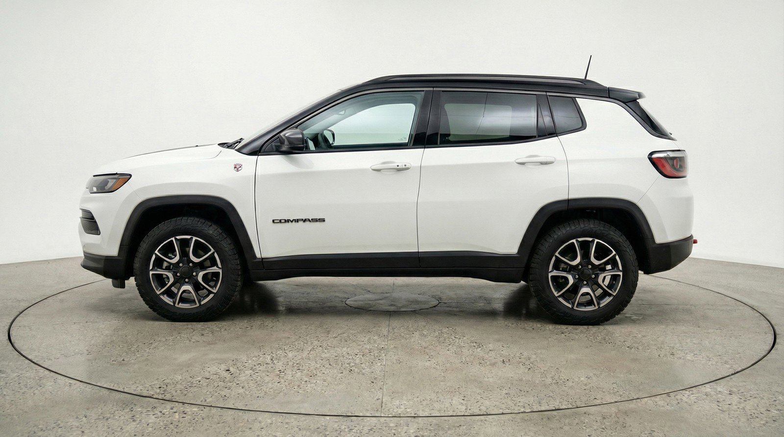 Used 2025 Jeep Compass Trailhawk AWD/4WD image 5