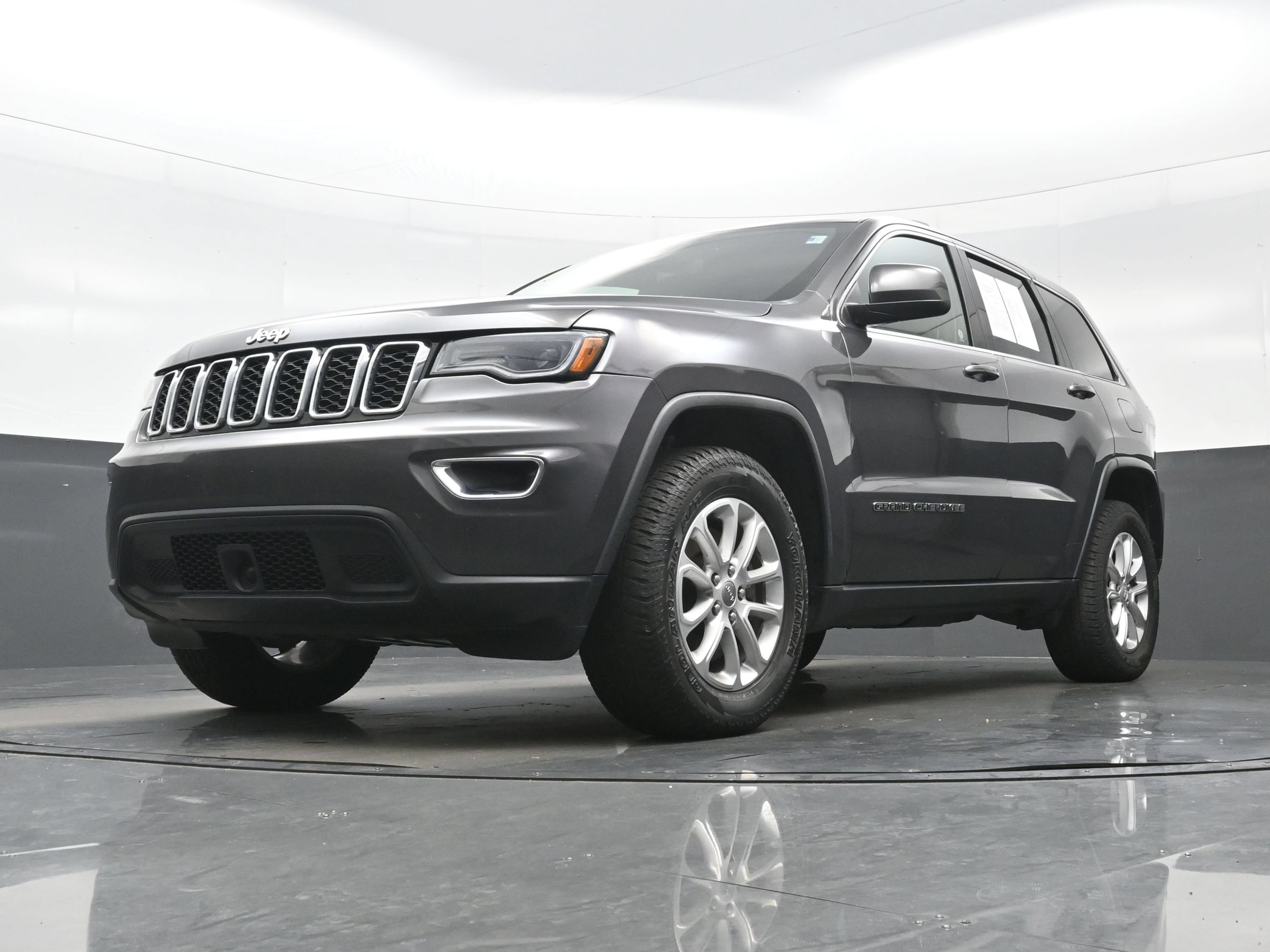 Used 2021 Jeep Grand Cherokee Laredo w/ Security & Convenience Group AWD/4WD image 25