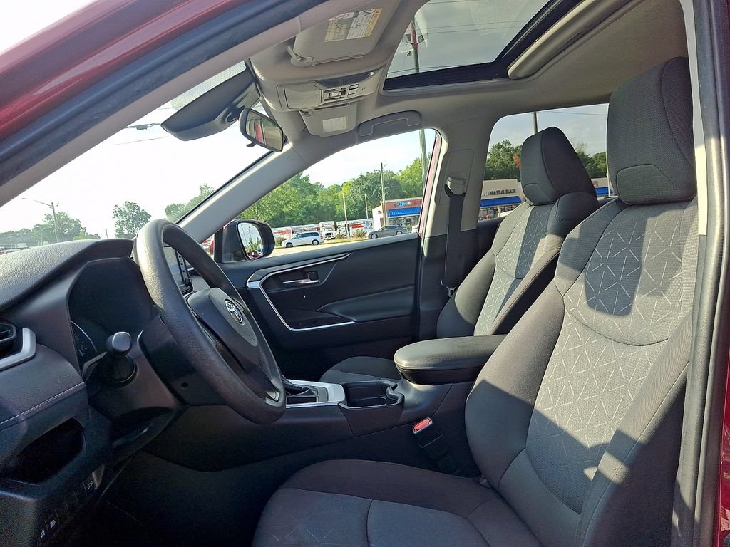 Used 2021 Toyota RAV4 XLE w/ Convenience Package FWD image 11
