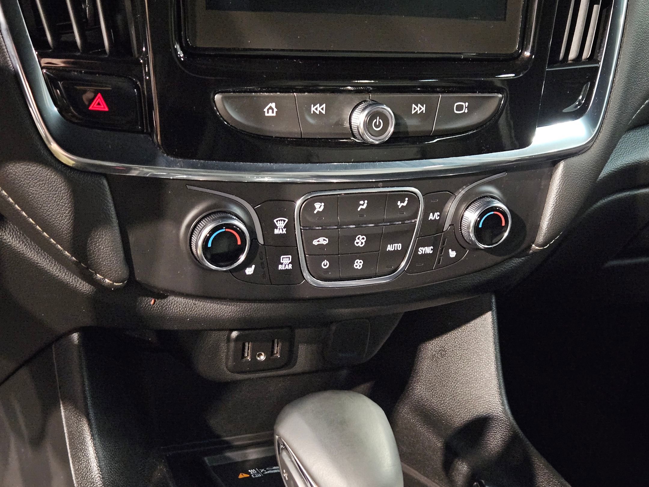 Used 2023 Chevrolet Traverse LT w/ Rear Camera Mirror Package FWD image 32