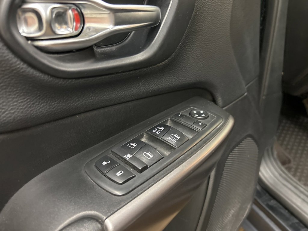 Used 2019 Jeep Cherokee Latitude Plus w/ Comfort/Convenience Group image 27