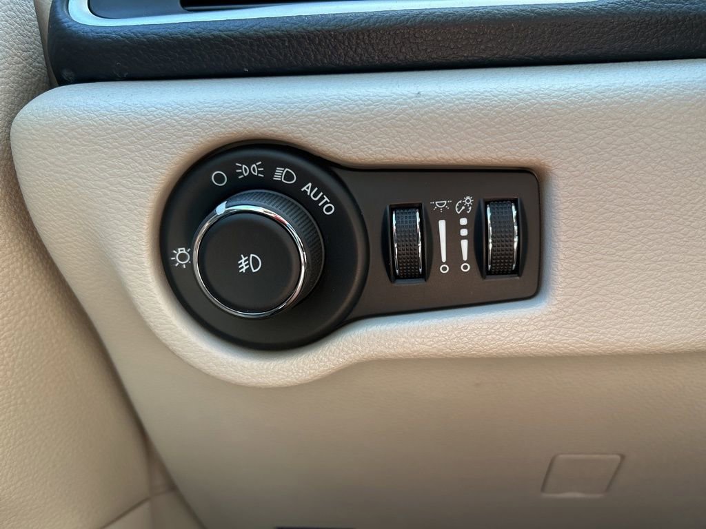 Used 2024 Chrysler Pacifica Limited FWD image 30