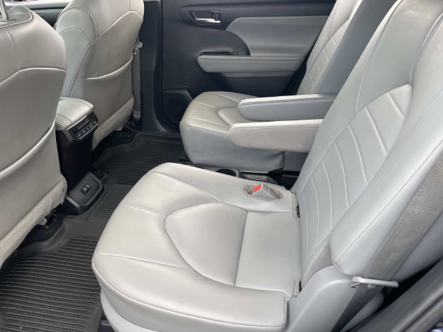 Used 2020 Toyota Highlander XLE AWD/4WD image 16