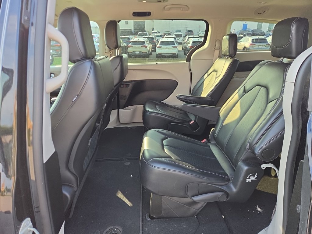 Used 2024 Chrysler Pacifica Touring-L FWD image 9
