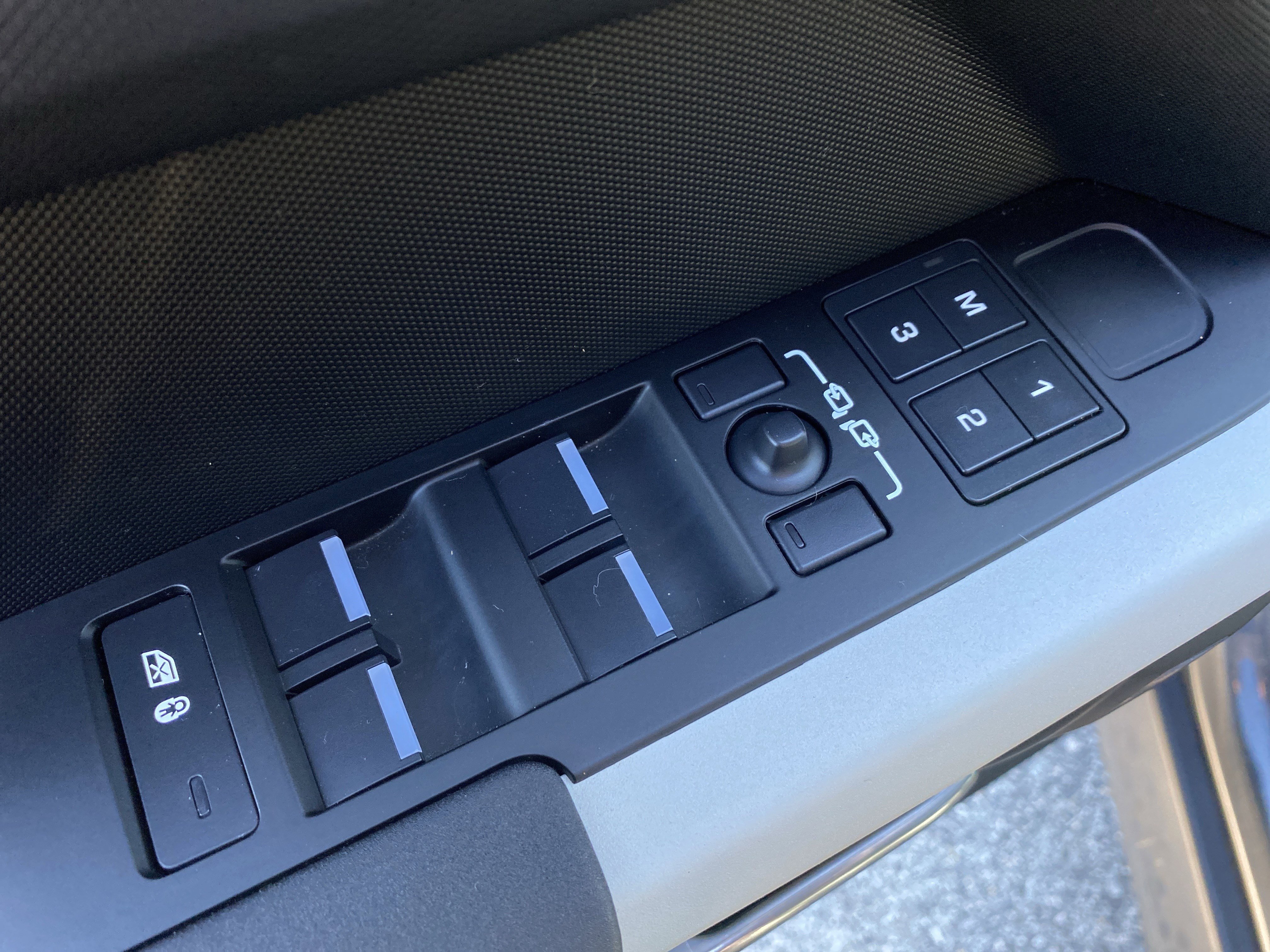 Used 2023 Land Rover Defender 130 X-Dynamic SE image 25