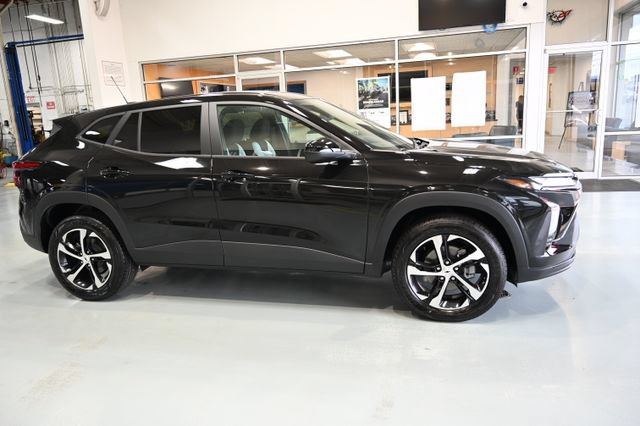 New 2026 Chevrolet Trax RS w/ Sunroof Package FWD image 4
