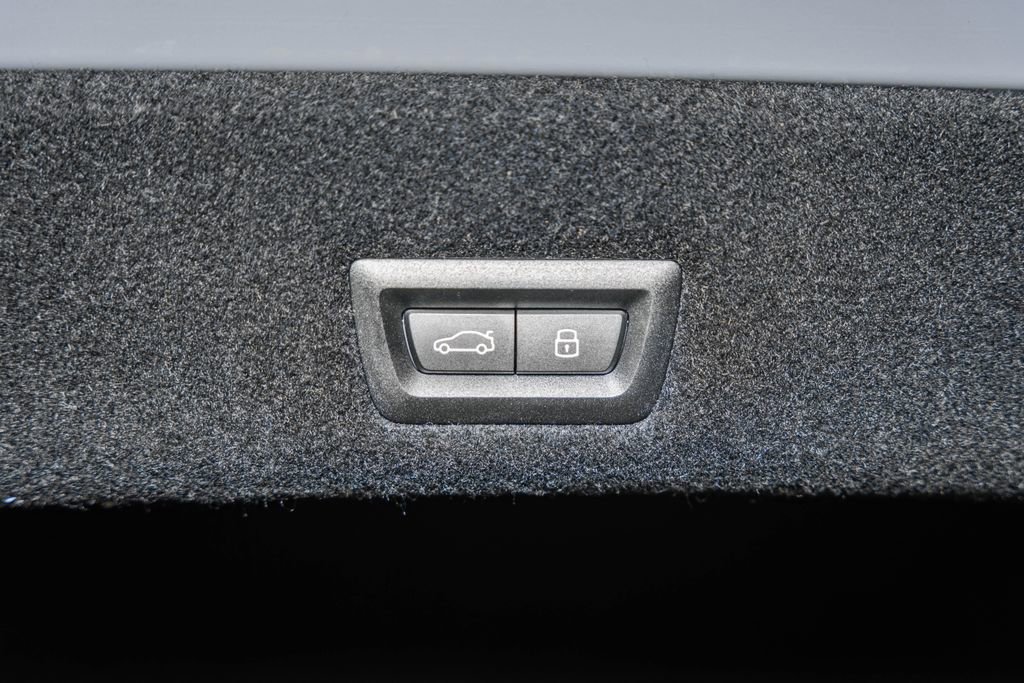 Used 2025 BMW 750e xDrive image 10