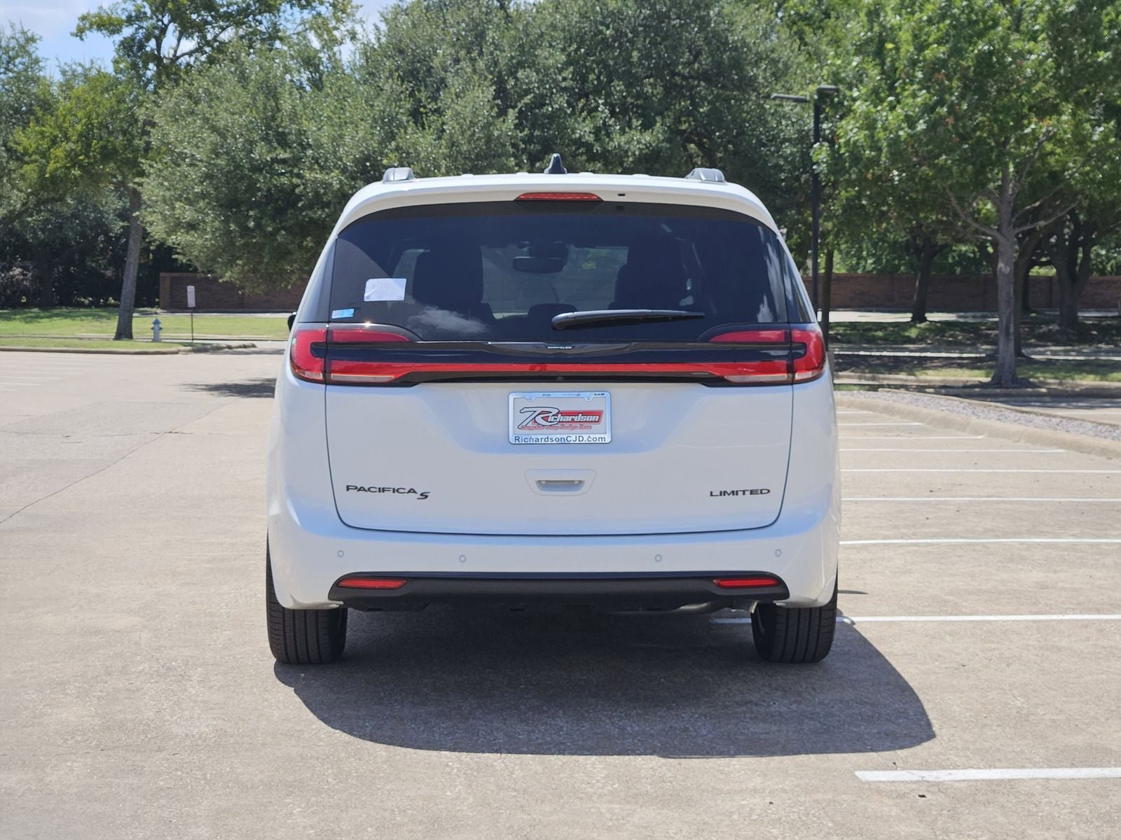 New 2025 Chrysler Pacifica Limited FWD image 5
