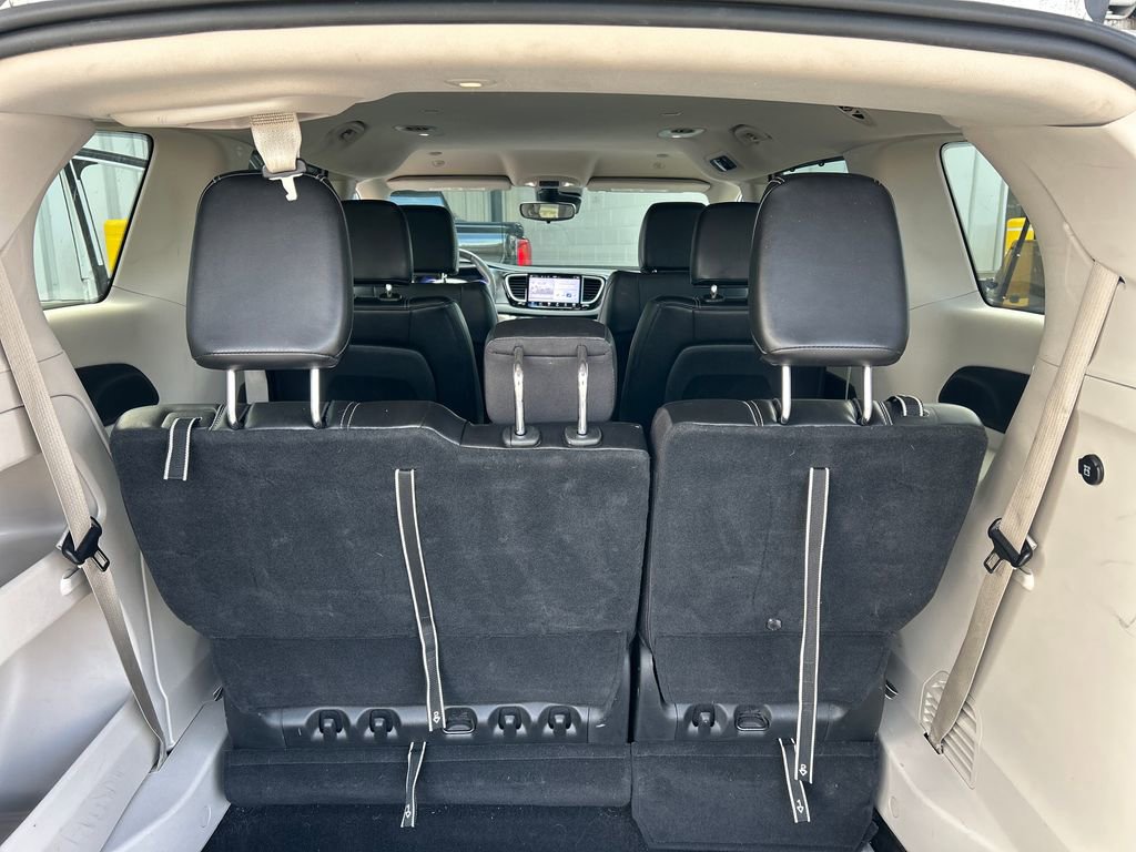 Used 2023 Chrysler Pacifica Touring-L image 31