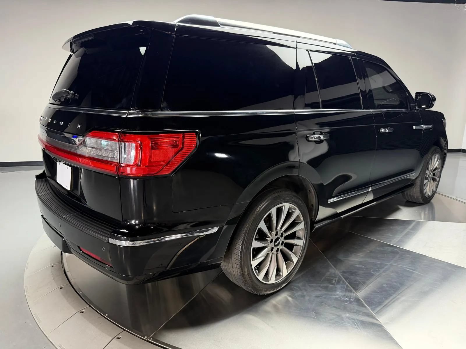 Used 2018 Lincoln Navigator Select AWD/4WD image 2