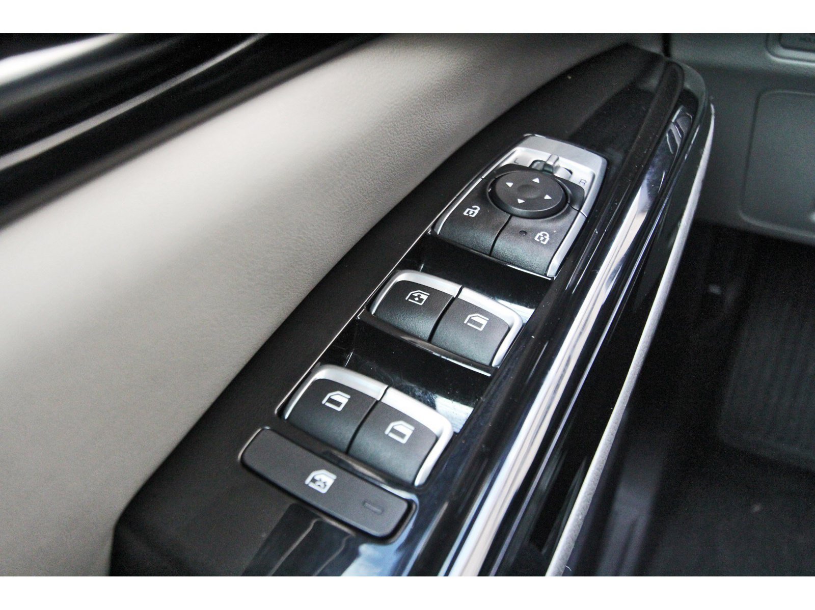 Used 2024 Kia Carnival EX FWD image 23