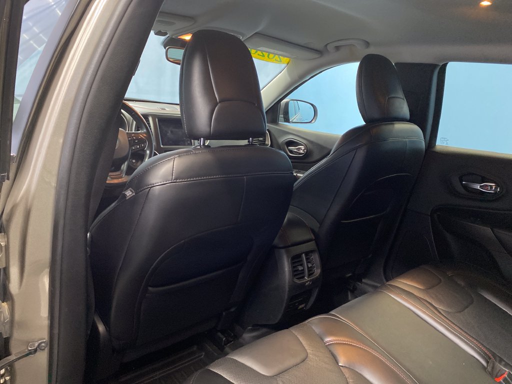 Used 2020 Jeep Cherokee Trailhawk AWD/4WD image 27