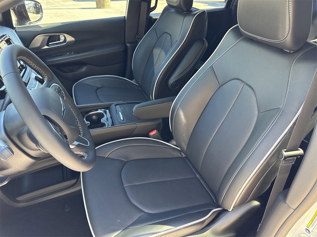 New 2026 Chrysler Pacifica Limited image 12