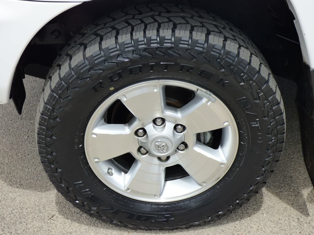 Used 2014 Toyota Tacoma PreRunner w/ TRD Sport Package RWD image 9