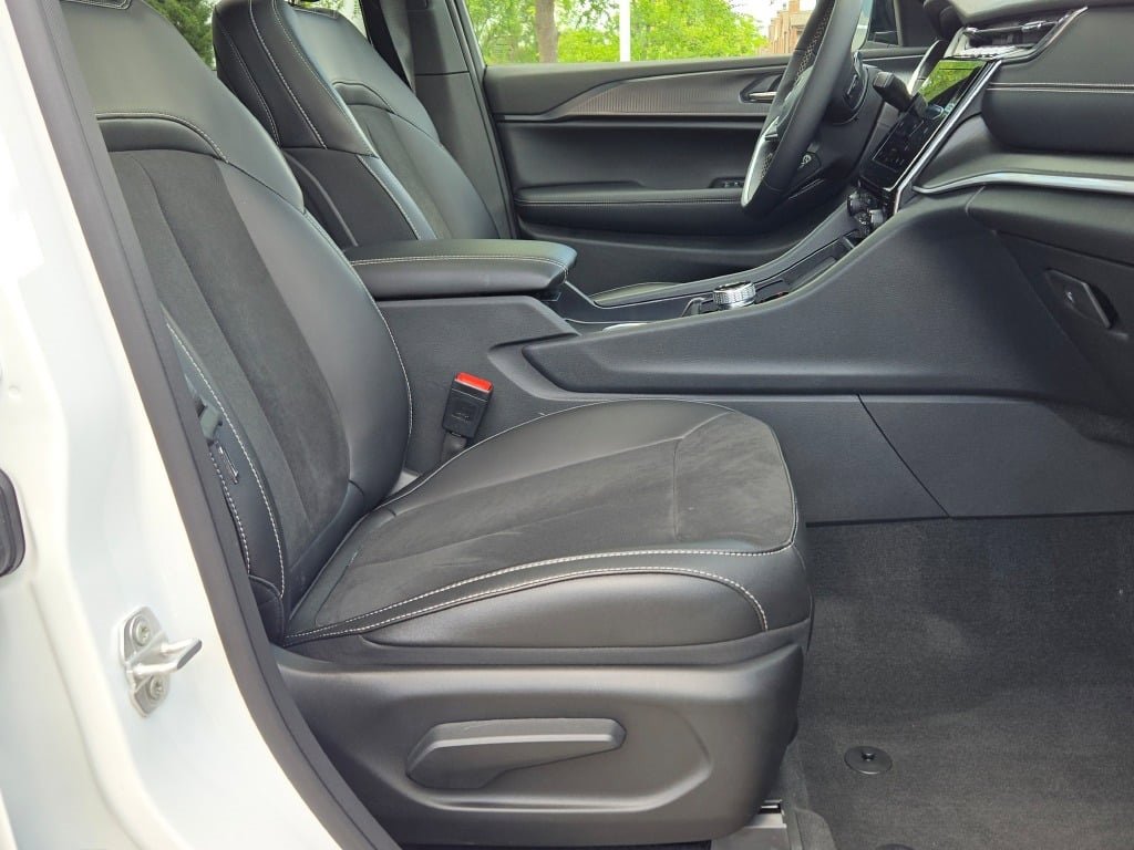 New 2025 Jeep Grand Cherokee Altitude image 7