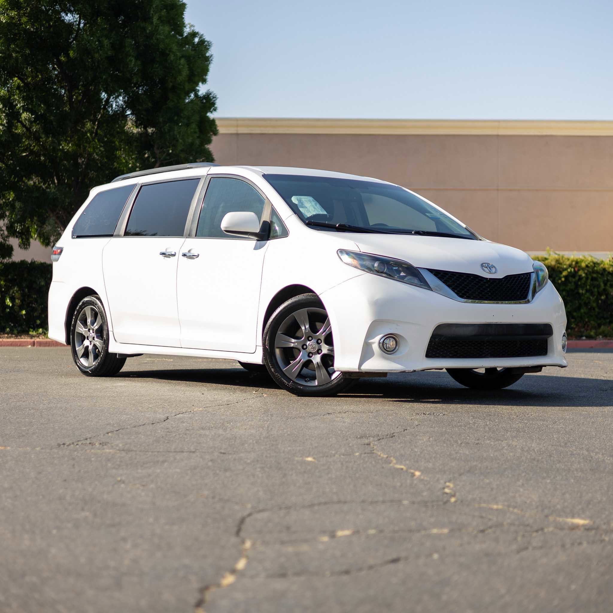 Used 2015 Toyota Sienna SE image 1