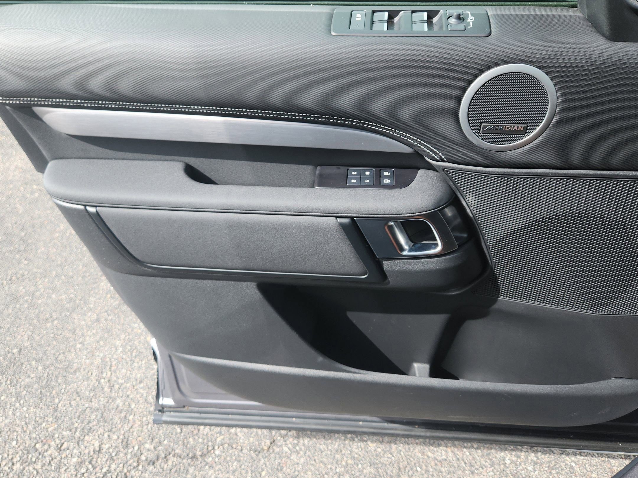 Used 2025 Land Rover Discovery Dynamic SE image 10