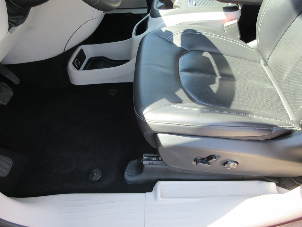 Used 2024 Chrysler Pacifica Touring-L FWD image 20