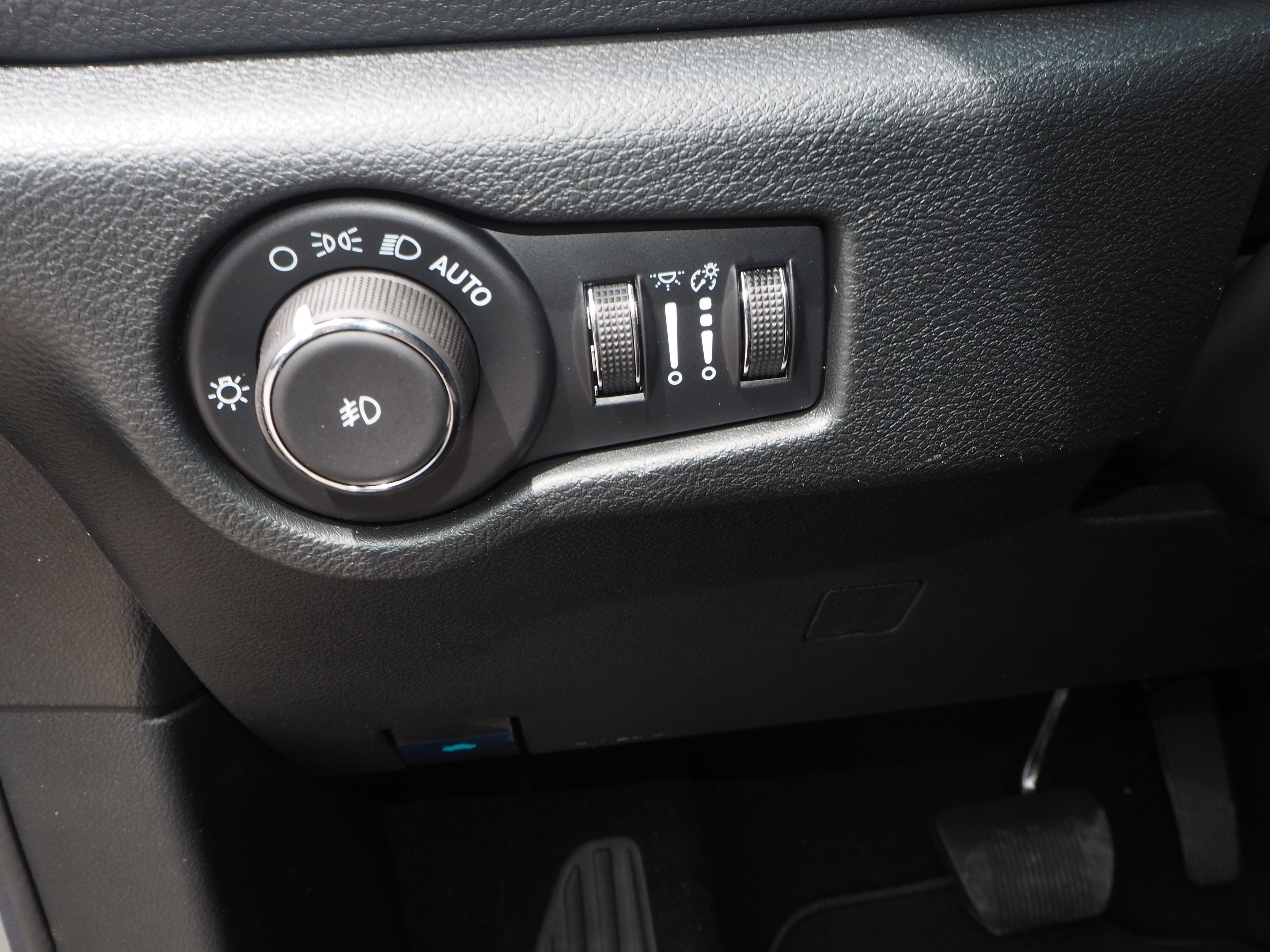 New 2025 Chrysler Pacifica Select w/ Uconnect Theater Family Group FWD image 18