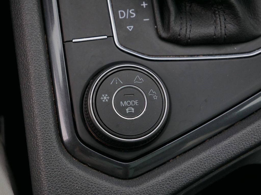 Used 2020 Volkswagen Tiguan SE w/ Panoramic Sunroof Package image 40