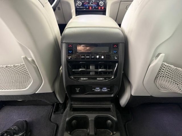 Used 2022 Jeep Grand Cherokee L Overland w/ Luxury Tech Group IV AWD/4WD image 25