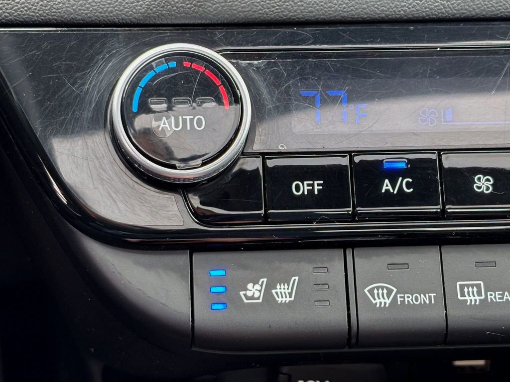 Used 2025 Hyundai Elantra Limited image 24