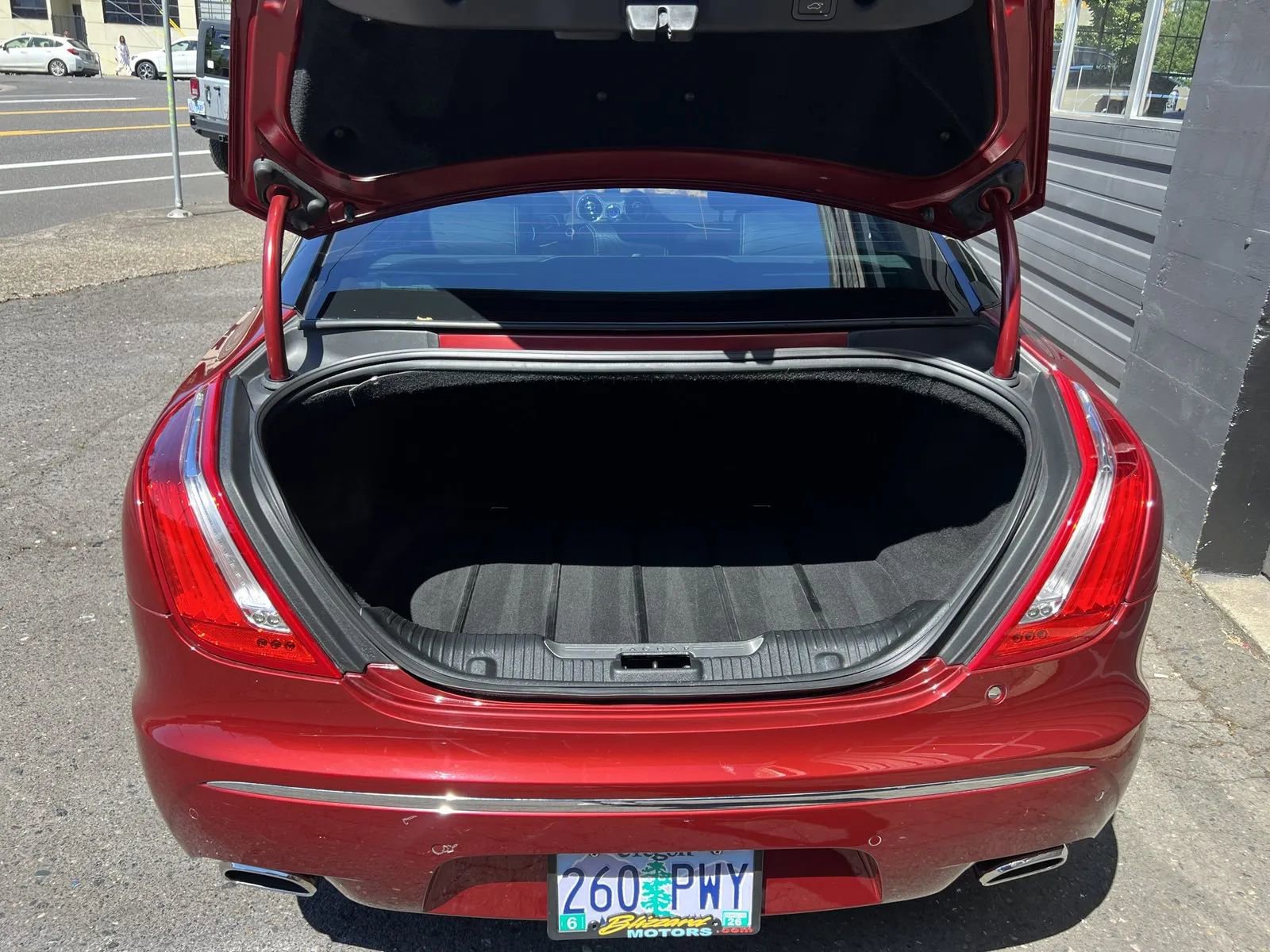Used 2011 Jaguar XJ image 5