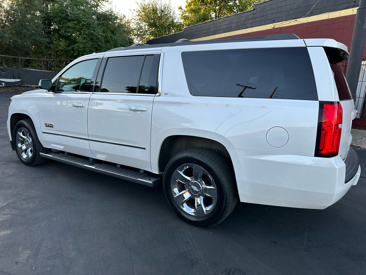 Used 2016 Chevrolet Suburban LT w/ LT Signature Package image 3