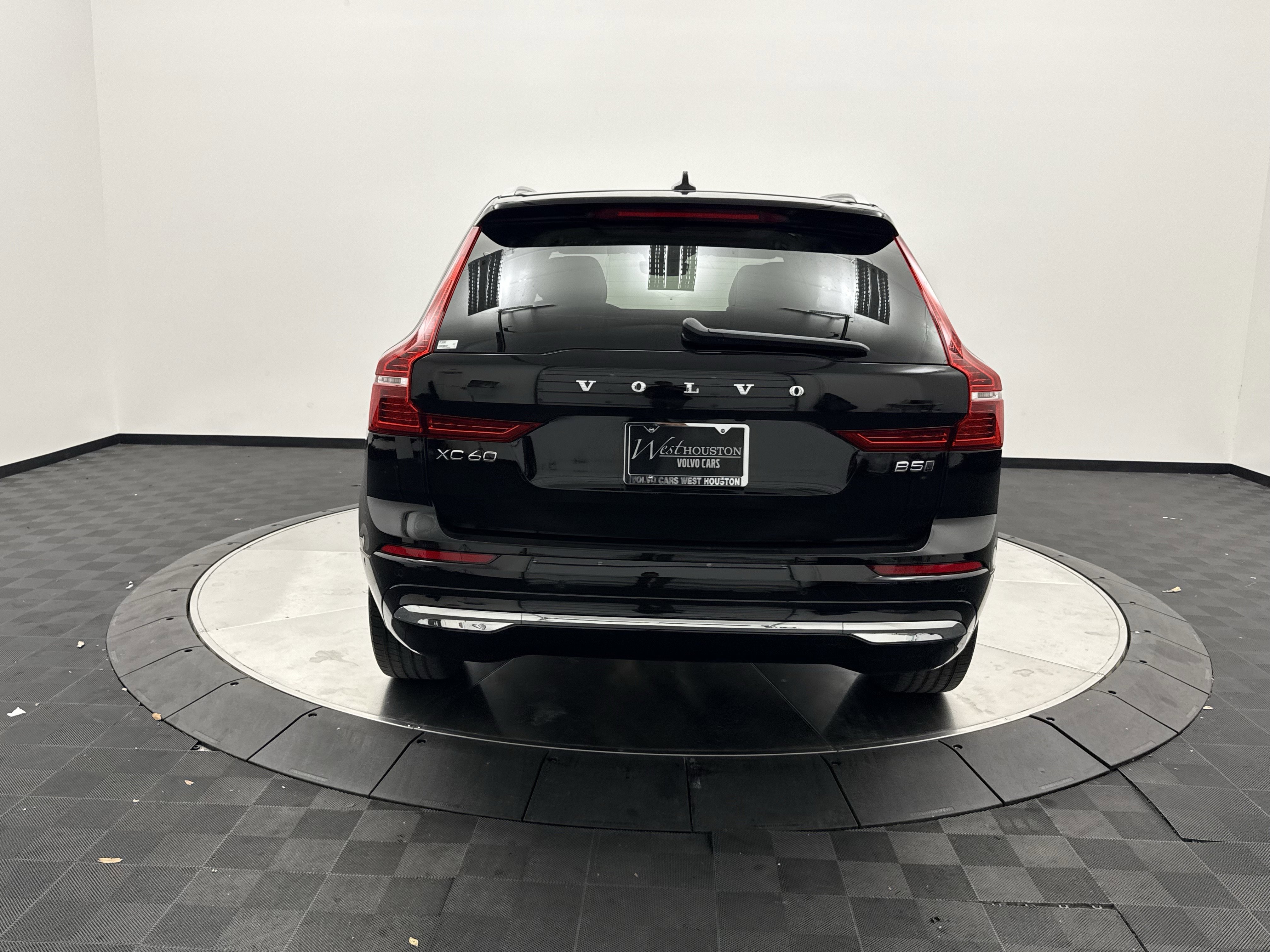Certified 2023 Volvo XC60 B5 Plus AWD/4WD image 5