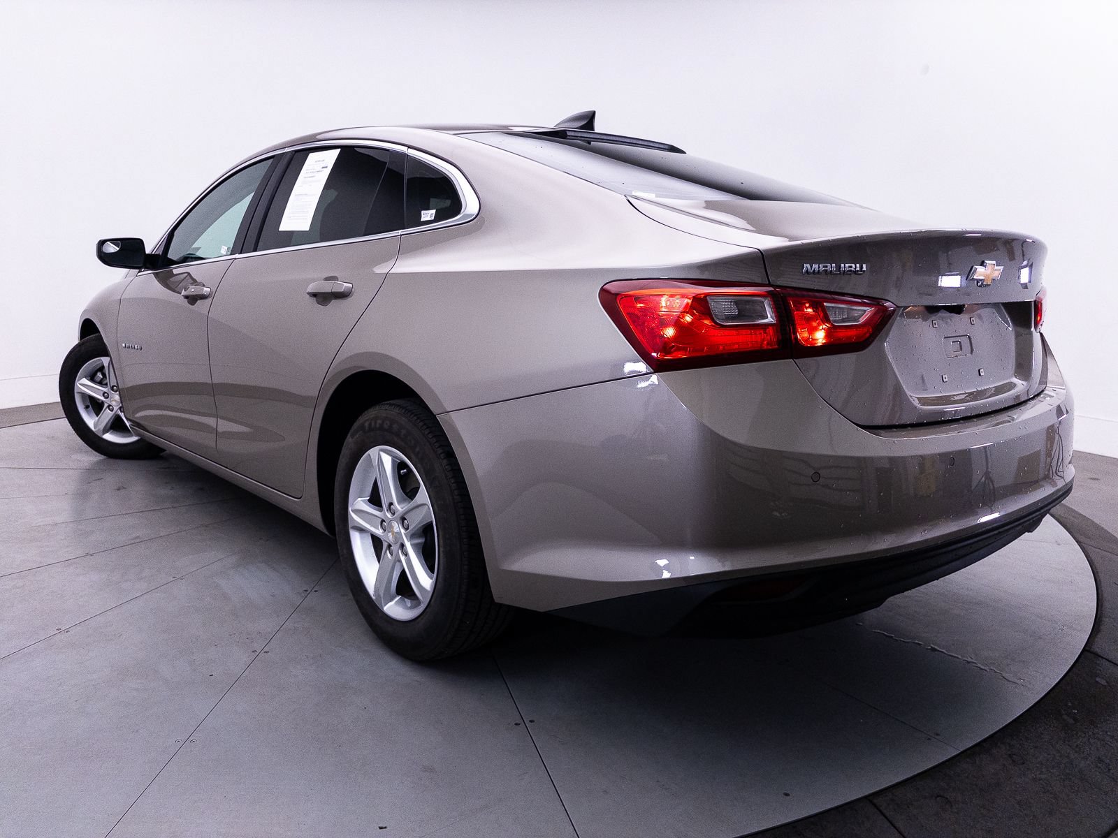 Used 2024 Chevrolet Malibu LS FWD image 2