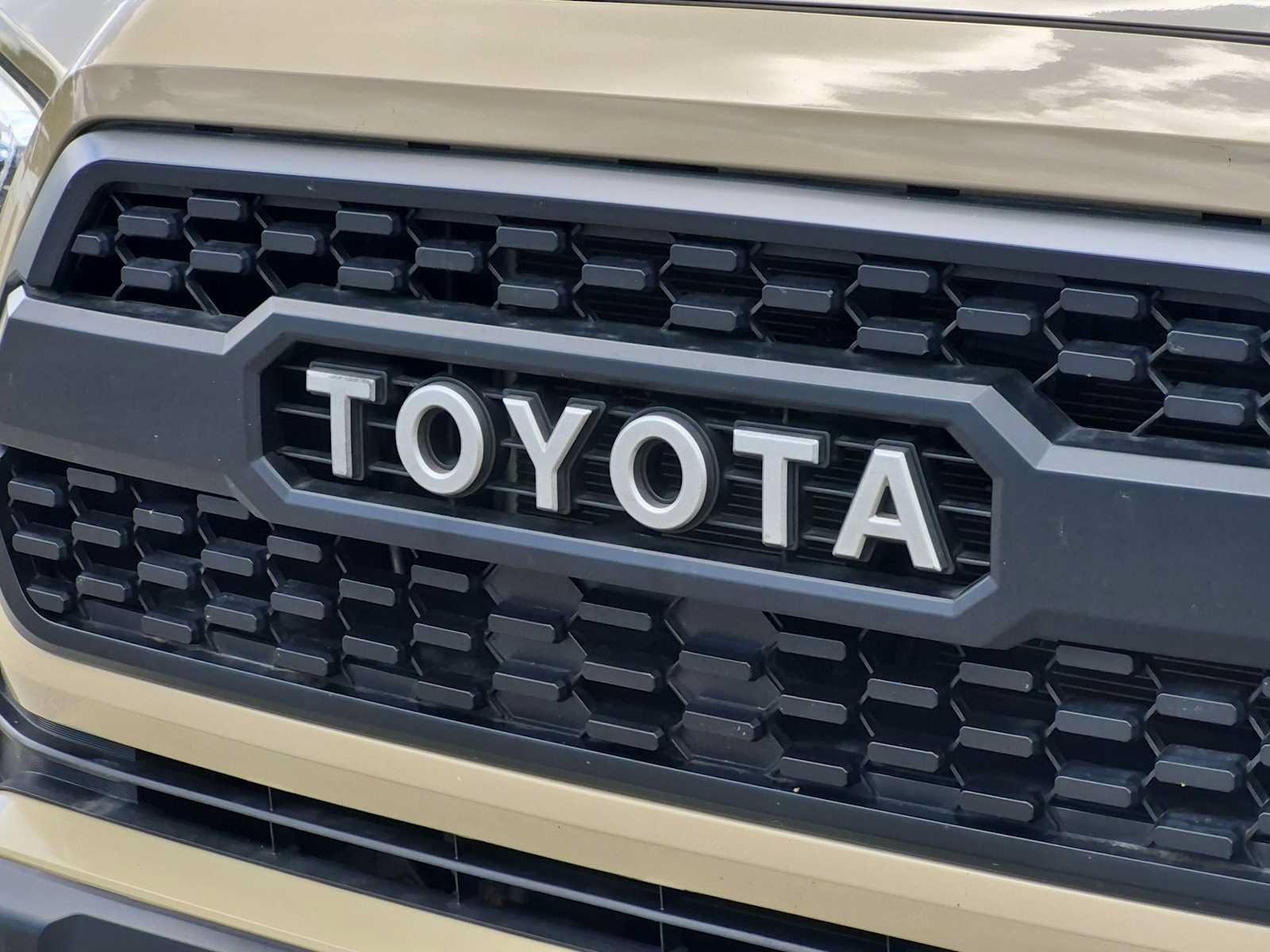 Used 2017 Toyota Tacoma TRD Off-Road w/ Tow Package AWD/4WD image 12