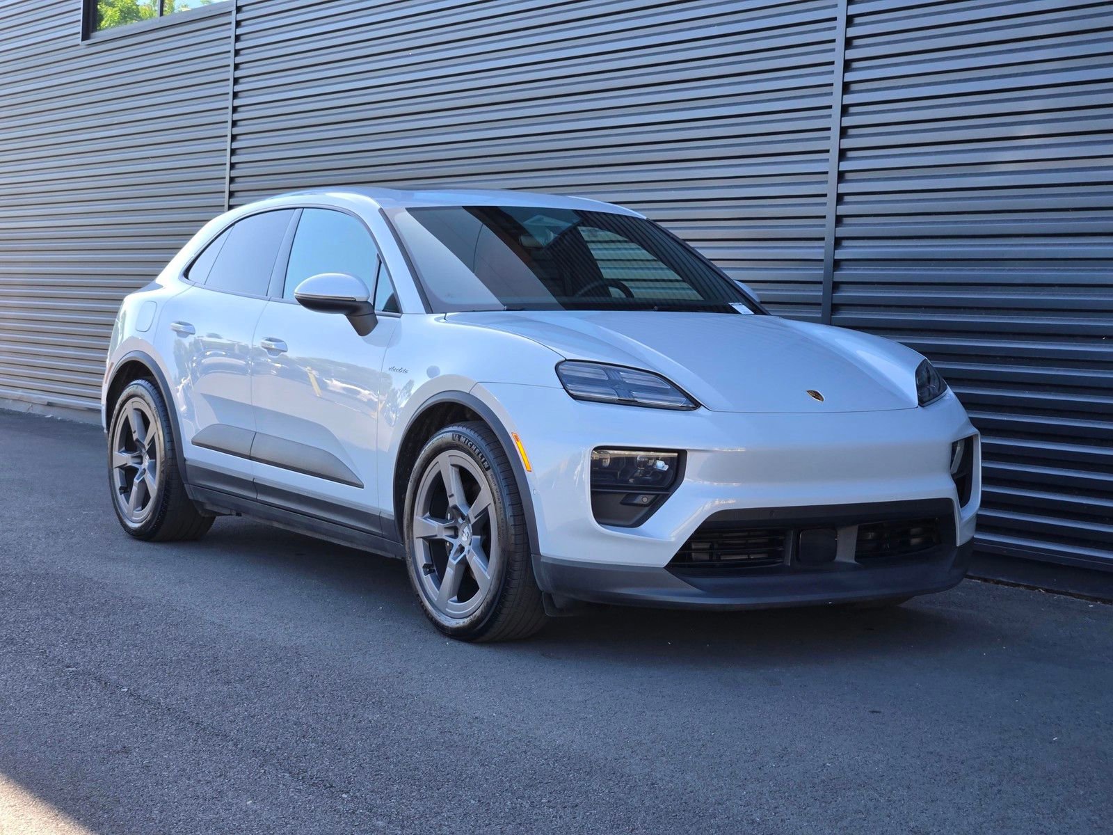 Certified 2025 Porsche Macan 4 Electric AWD/4WD image 9