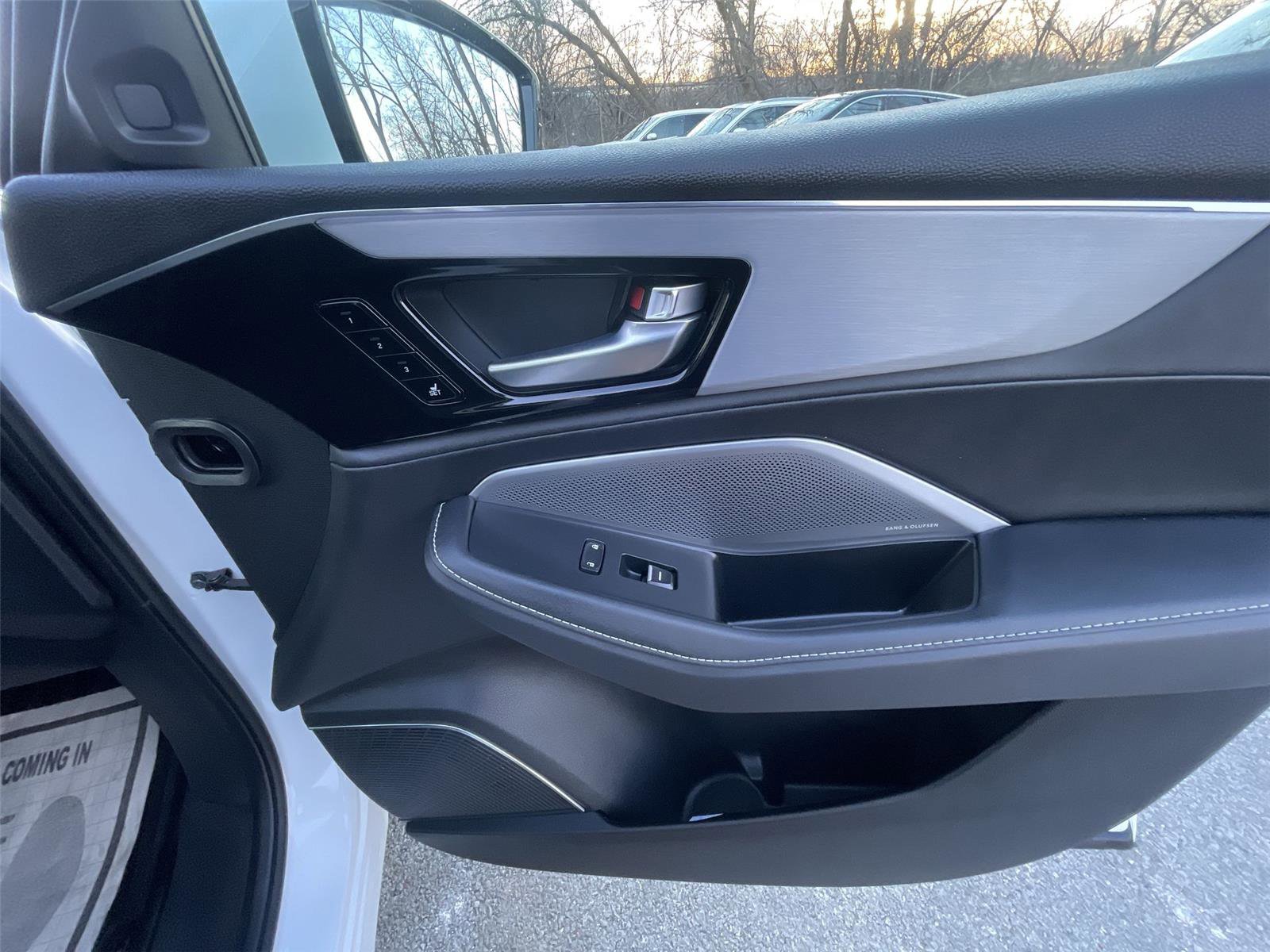 Used 2025 Acura MDX SH-AWD w/ Technology Package image 30