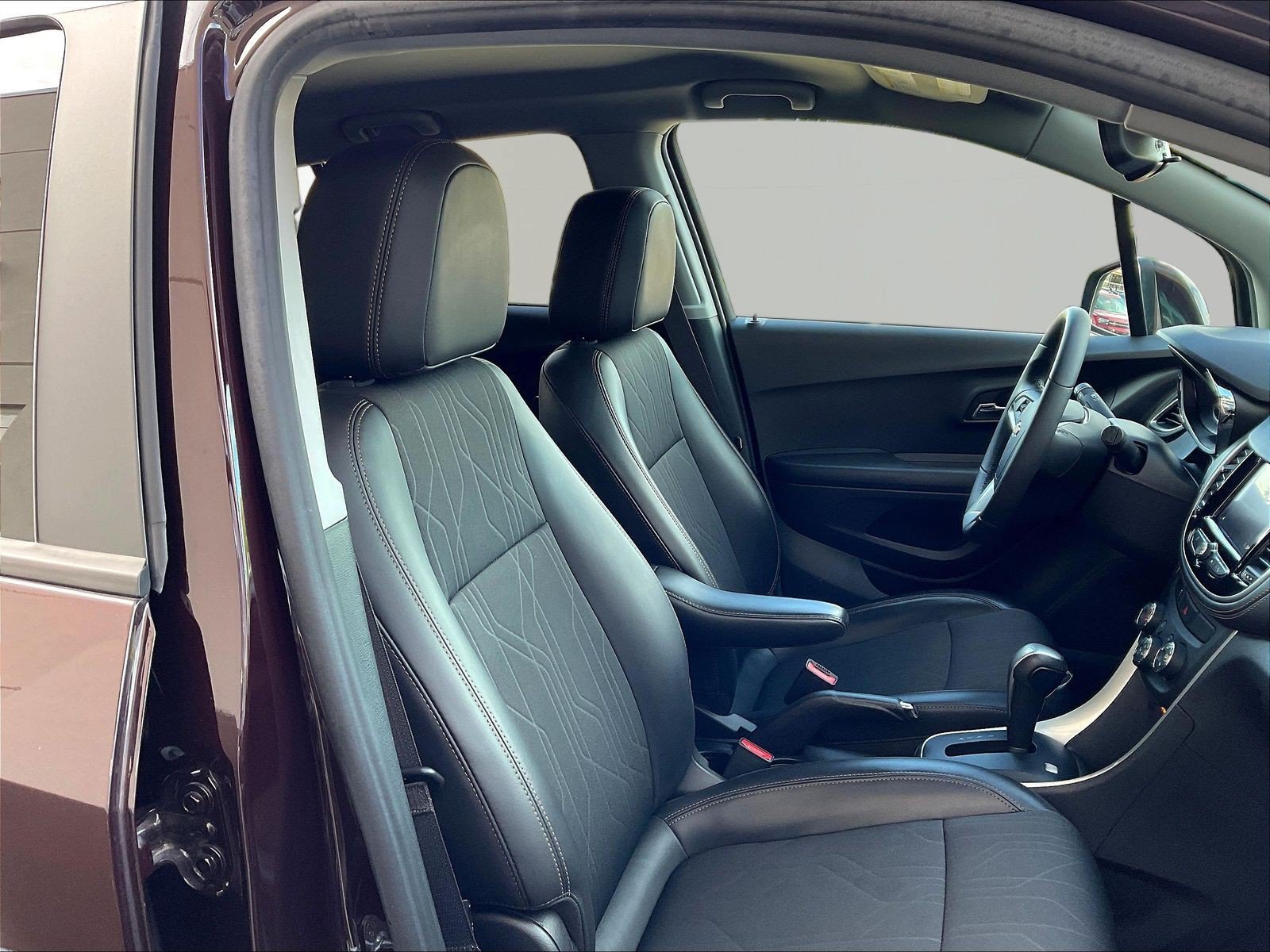 Used 2021 Chevrolet Trax LT w/ Driver Confidence Package FWD image 28