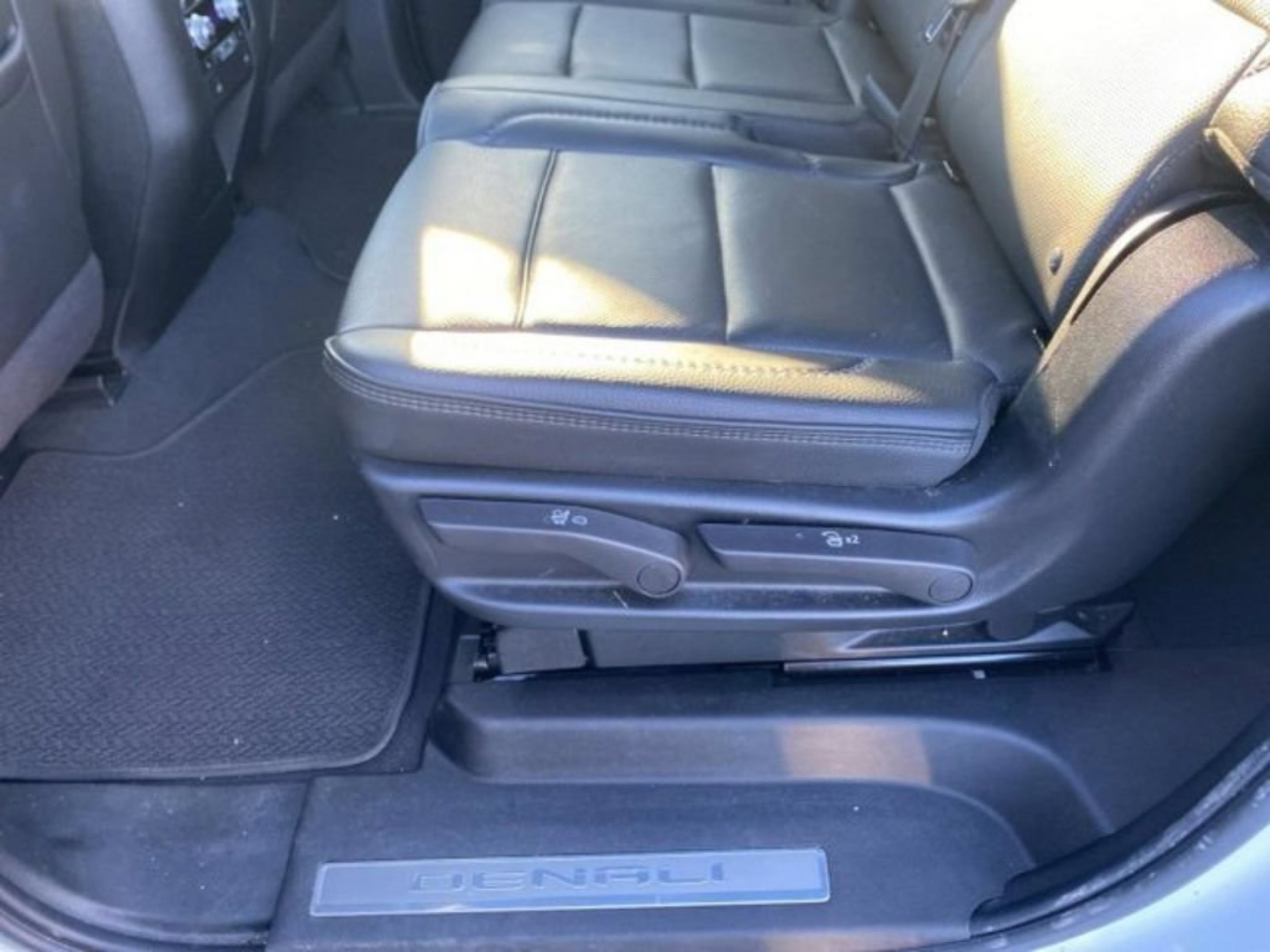 Used 2024 GMC Yukon XL Denali RWD image 25
