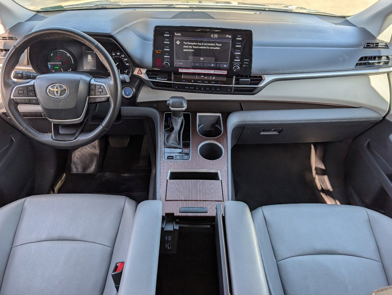 Used 2024 Toyota Sienna XLE image 4