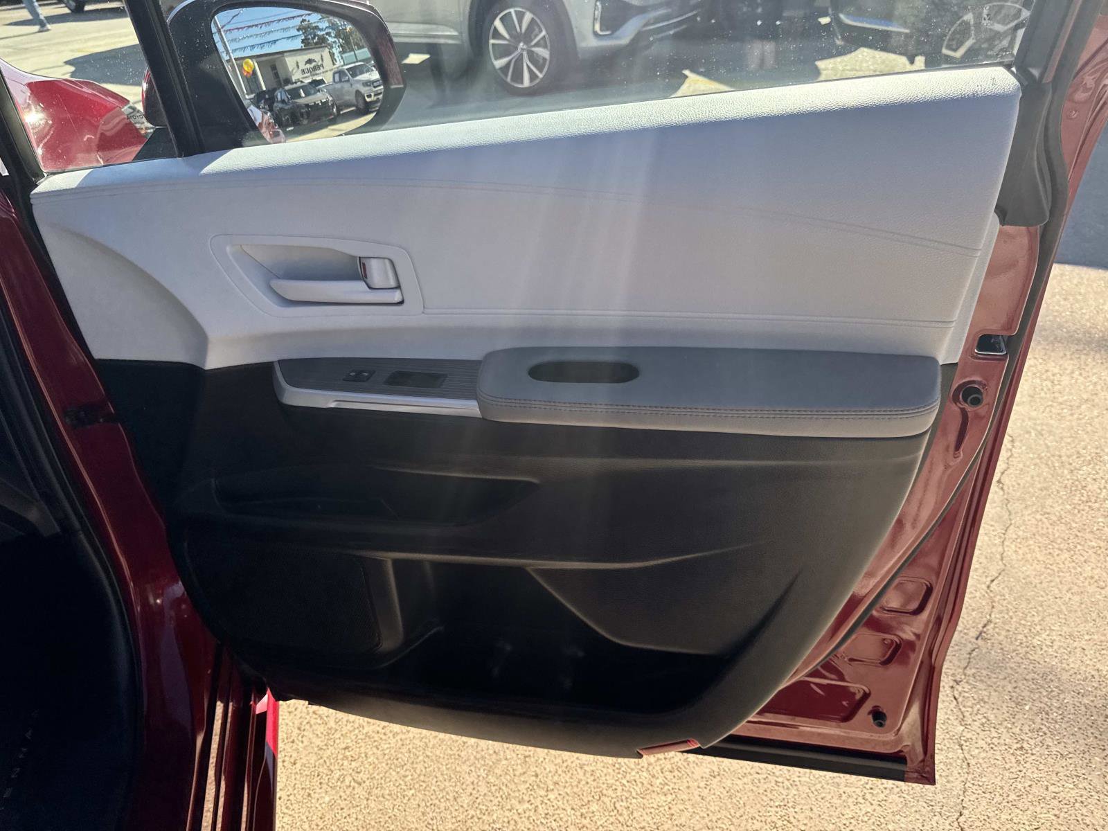 Used 2025 Toyota Sienna LE image 13