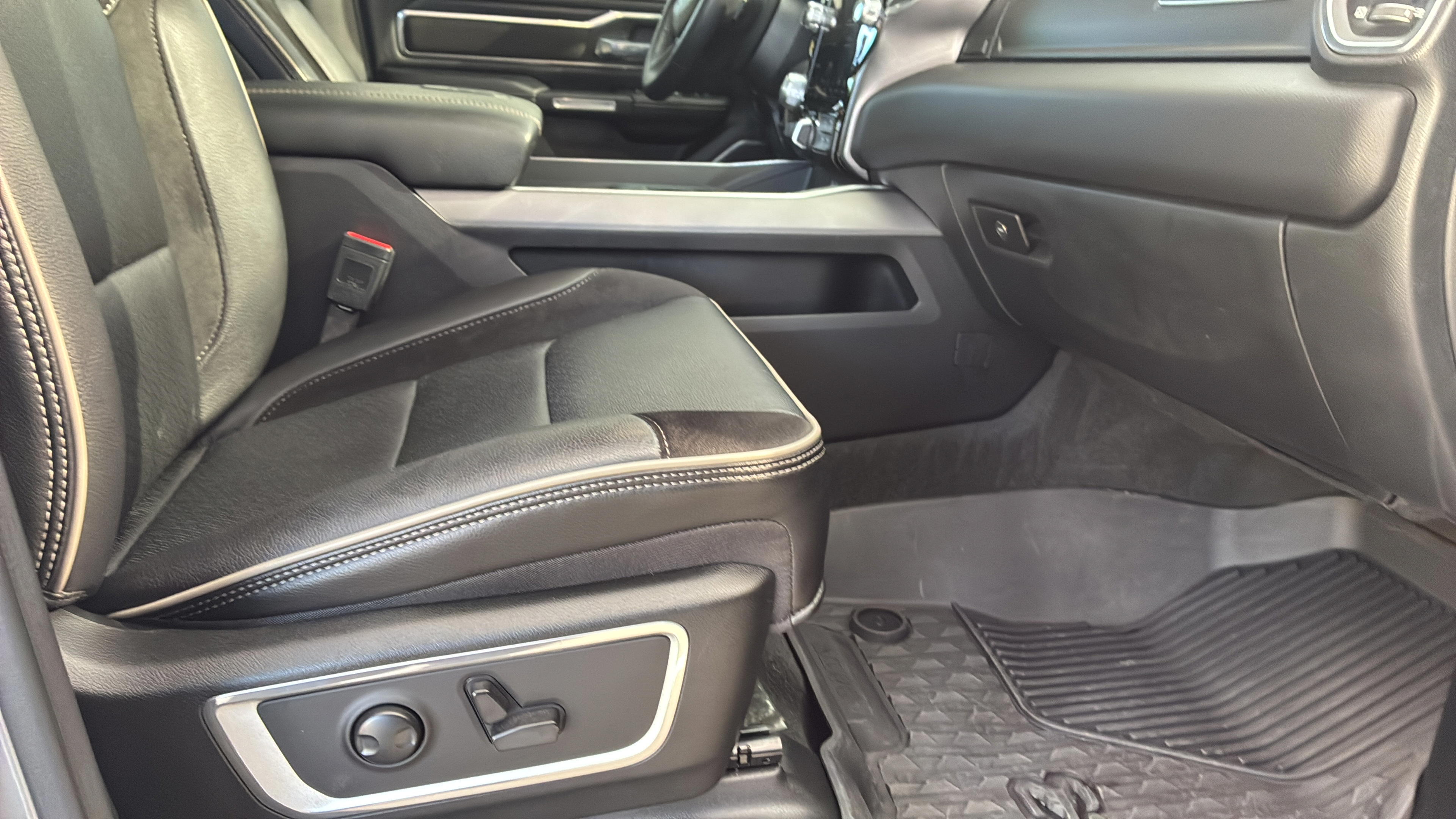Used 2023 RAM 1500 Laramie AWD/4WD image 26