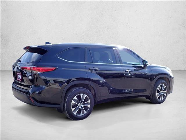 Used 2023 Toyota Highlander XLE FWD image 4