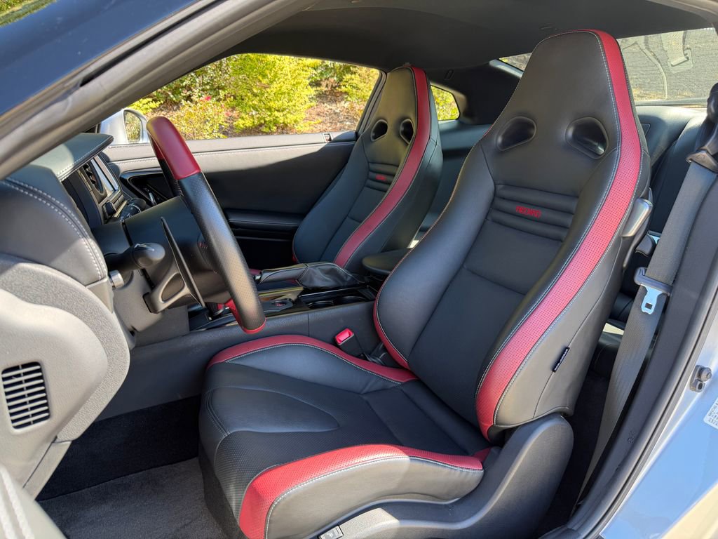 Used 2015 Nissan GT-R Black Edition image 17