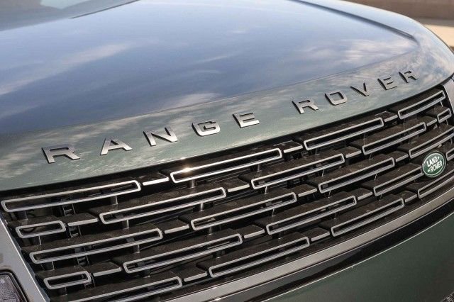 New 2025 Land Rover Range Rover Long Wheelbase SE image 11