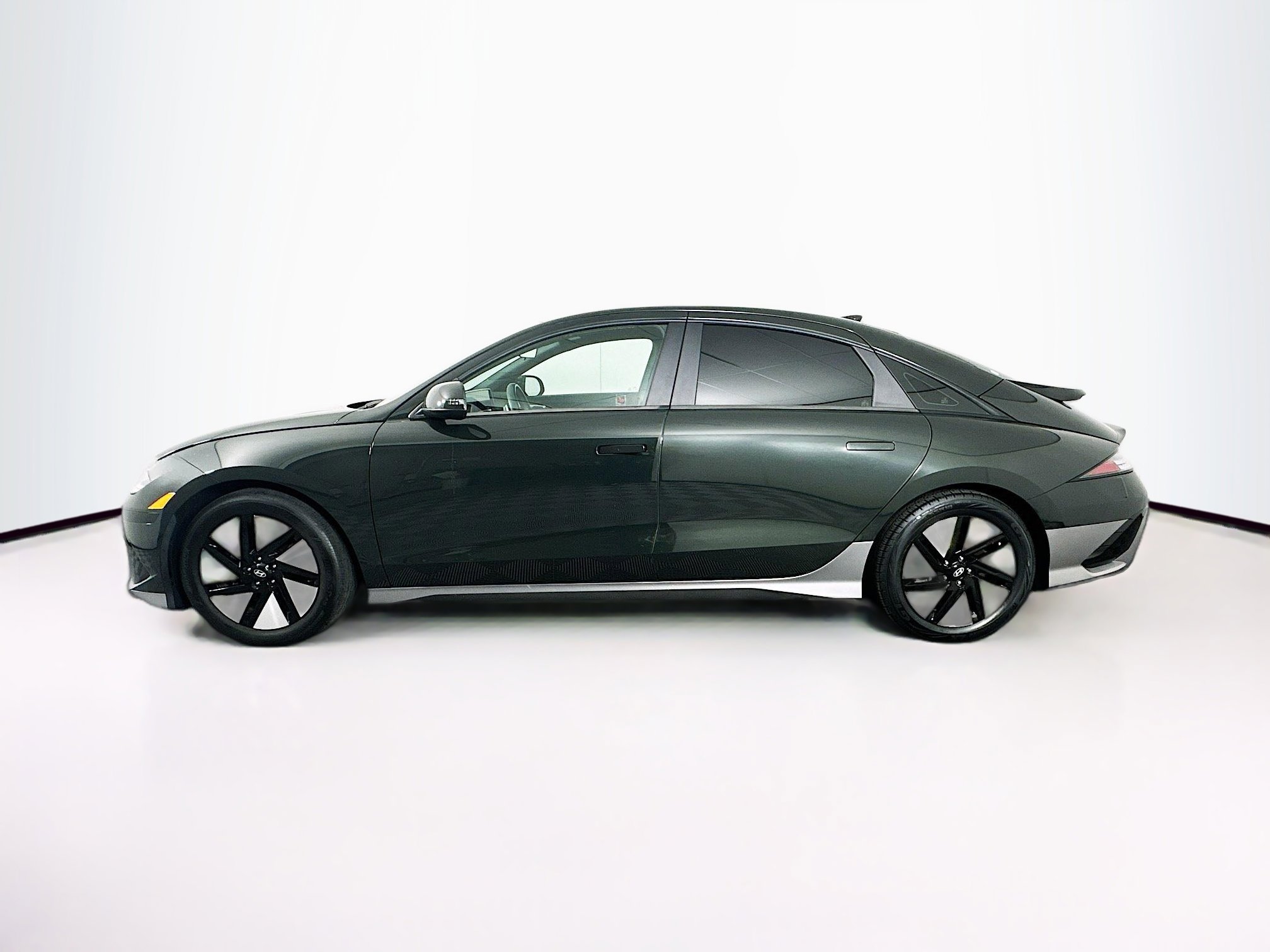 Used 2023 Hyundai Ioniq 6 SE RWD image 4