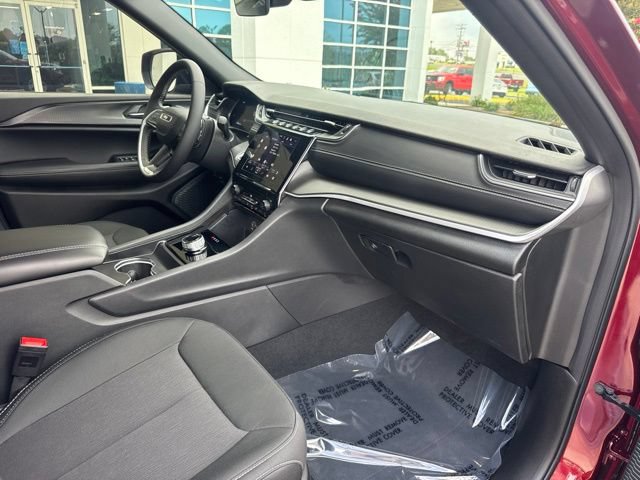 Used 2025 Jeep Grand Cherokee Laredo RWD image 12