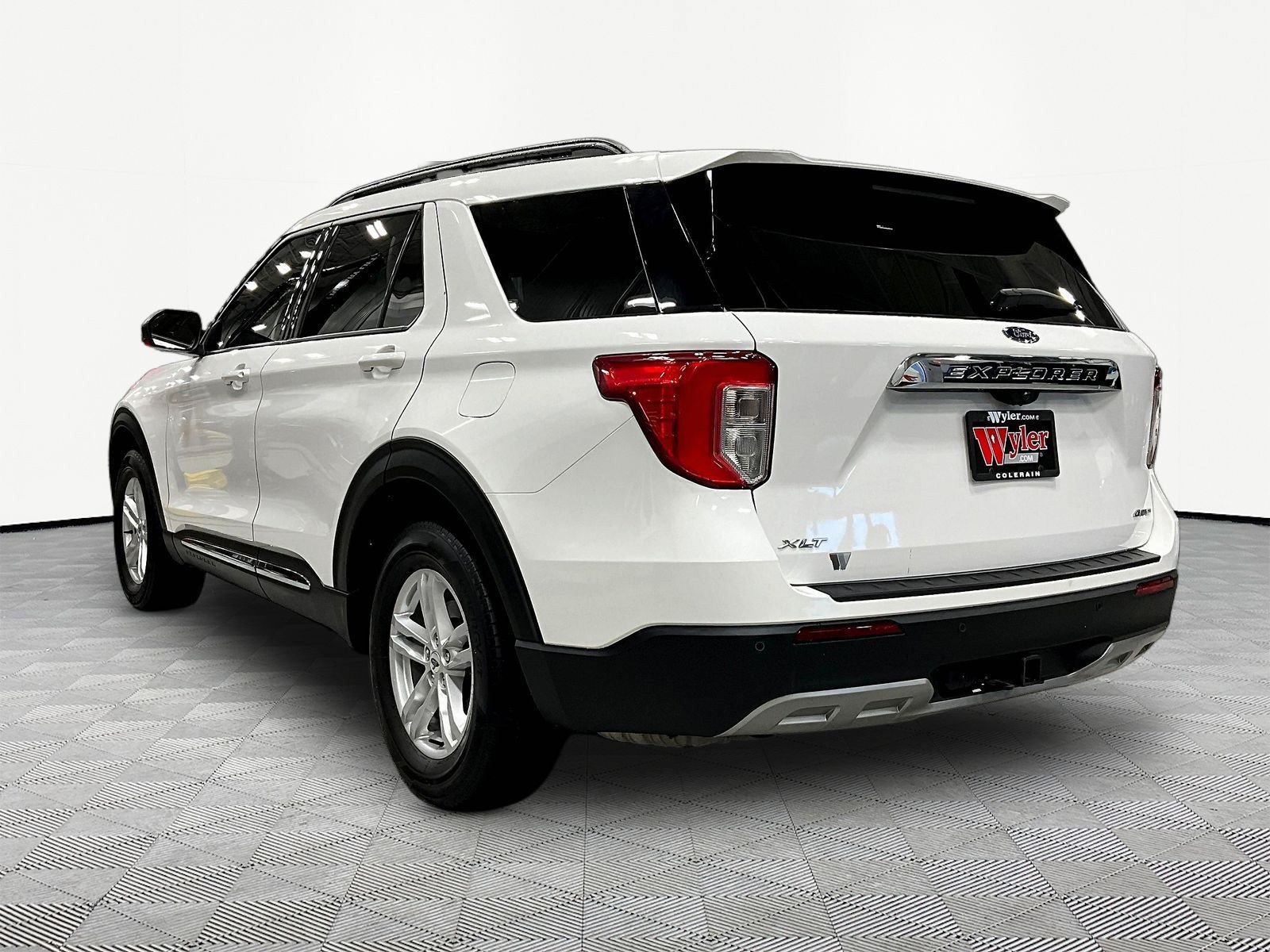 Used 2022 Ford Explorer XLT w/ Equipment Group 202A AWD/4WD image 4