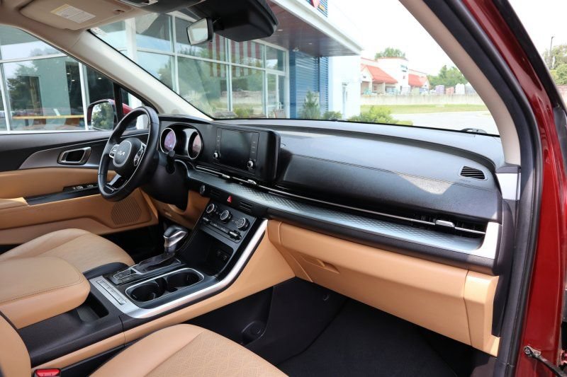 Used 2022 Kia Carnival LX FWD image 19
