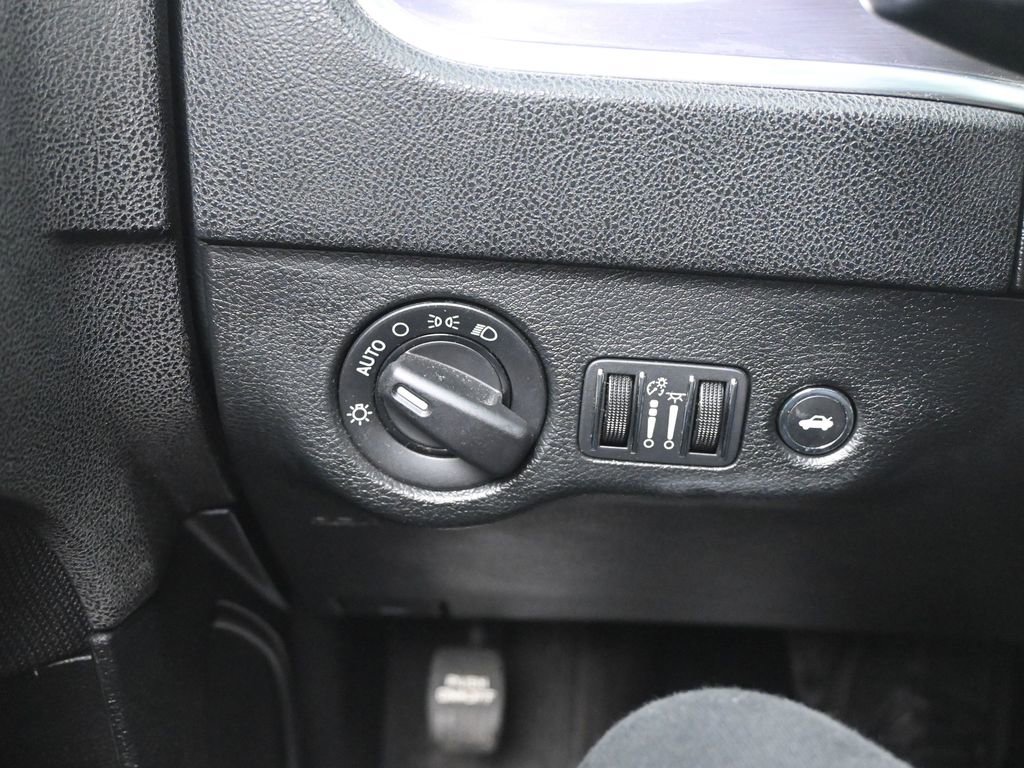 Used 2018 Dodge Charger SXT image 18